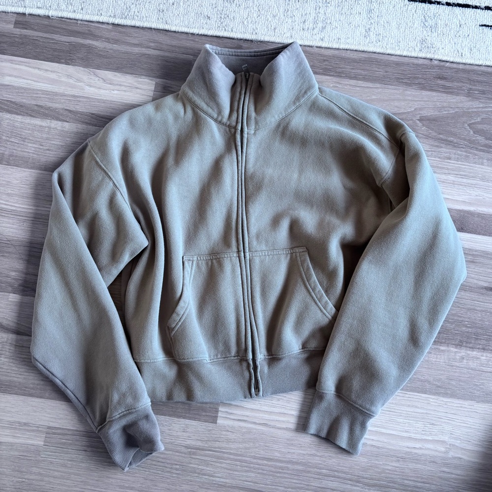 Aritzia TNA Sweatfleece Cozy Fleece Boyfriend Fit Full-Zip Mockneck Sweatshirt
